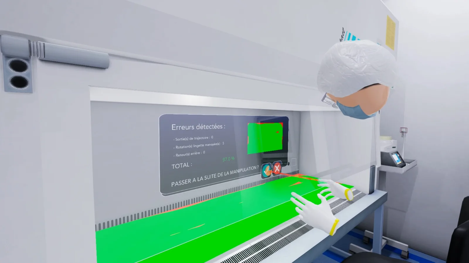 En réalité virtuelle, le bilan du nettoyage du poste de sécurité microbiologique : les zones nettoyées en vert, les erreurs détectées et le score, sous le regard du second technicien