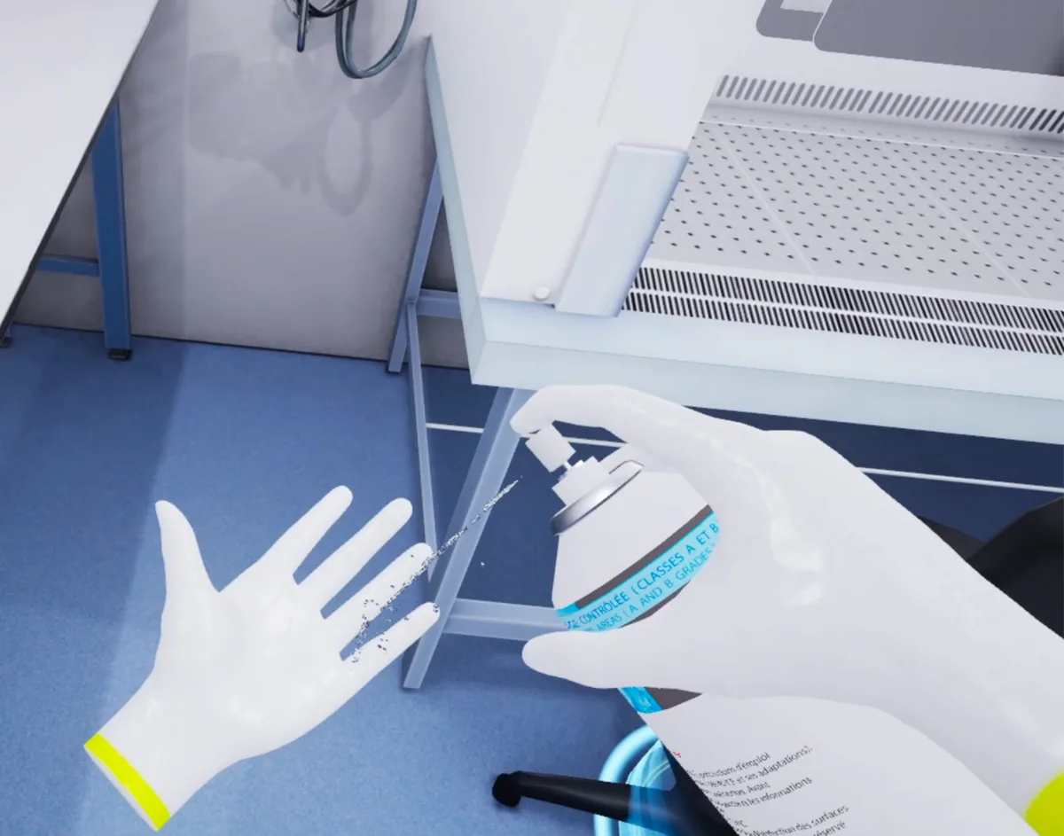 En réalité virtuelle, des mains gantées désinfectent les gants au spray avant de travailler sous le poste de sécurité microbiologique