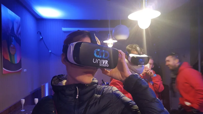 Une participante ajuste son casque VR dans une salle éclairée en bleu.