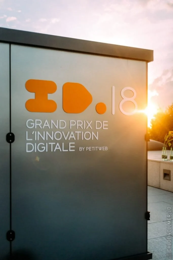 Panneau du Grand Prix de l'innovation digitale 2018 au soleil couchant.